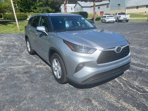 Used 2023 Toyota Highlander LE image 4