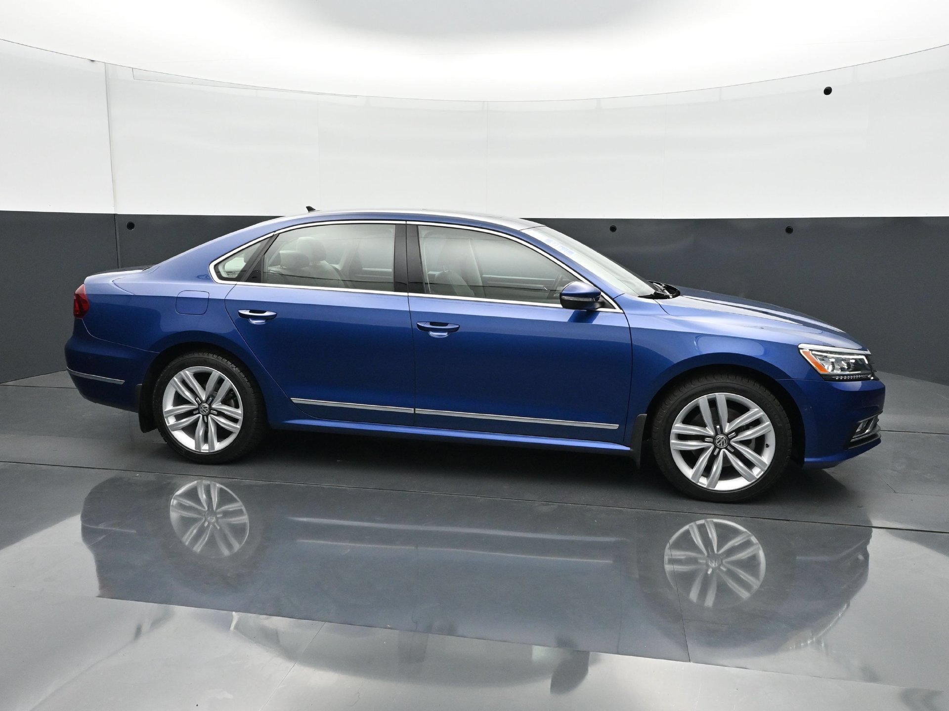 Used 2017 Volkswagen Passat 1.8T SEL Premium FWD image 8