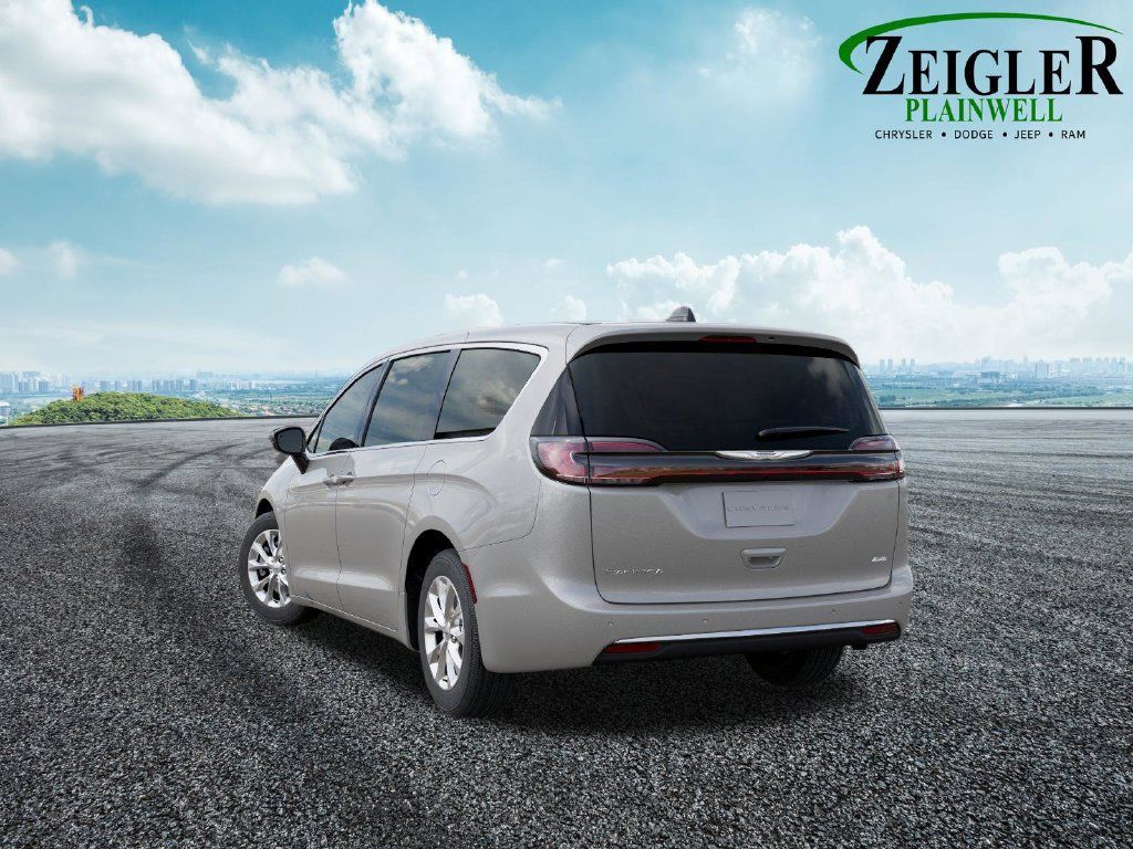 Used 2026 Chrysler Pacifica Select AWD/4WD image 3