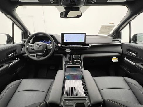 Used 2025 Toyota Sienna XLE Woodland Edition image 26