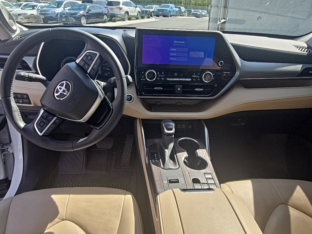 Used 2023 Toyota Highlander Platinum FWD image 16