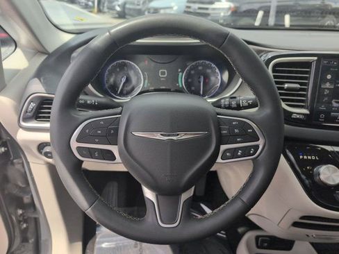 Used 2023 Chrysler Pacifica Touring-L image 22