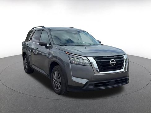 Used 2025 Nissan Pathfinder SV image 3