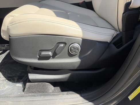 Used 2023 Genesis GV70 2.5T w/ Advanced Package image 11