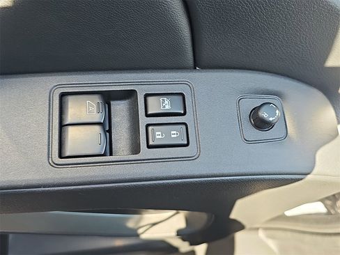 Used 2025 Nissan Frontier SV image 27