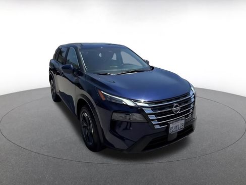 Used 2025 Nissan Rogue SV FWD image 3