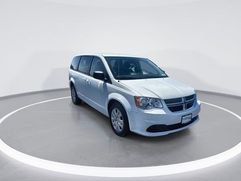 Used 2018 Dodge Grand Caravan SE FWD image 2