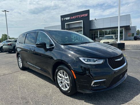 Used 2026 Chrysler Pacifica Select FWD image 2