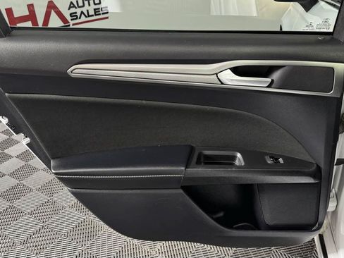 Used 2019 Ford Fusion SE FWD image 29