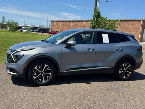 Used 2024 Kia Sportage EX FWD image 3
