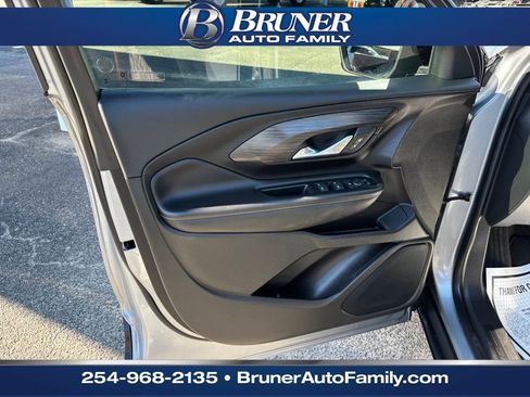 Used 2024 GMC Terrain SLE w/ Driver Convenience Package image 10