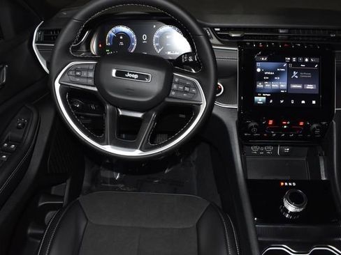 New 2025 Jeep Grand Cherokee Altitude image 13