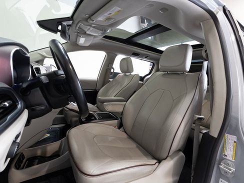 Used 2020 Chrysler Pacifica Limited image 19