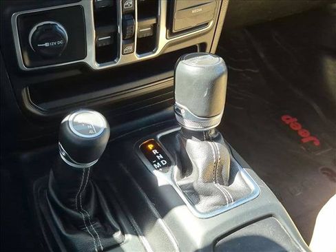 Used 2019 Jeep Wrangler Unlimited Sahara AWD/4WD image 12