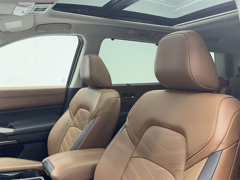 Used 2025 Nissan Pathfinder Platinum image 34