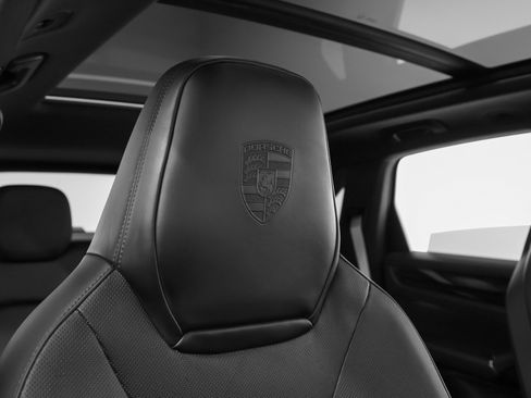 Used 2023 Porsche Cayenne Platinum Edition image 22