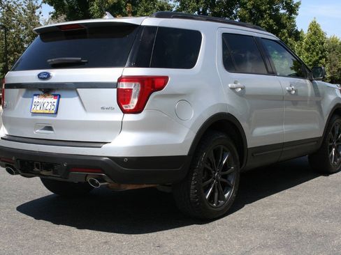 Used 2018 Ford Explorer XLT w/ Equipment Group 202A AWD/4WD image 5