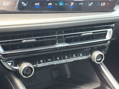 Used 2025 Chevrolet Traverse LT w/ Enhanced Driving Package FWD image 24