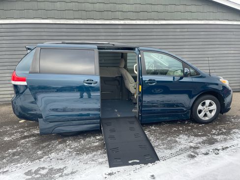 Used 2012 Toyota Sienna LE image 2