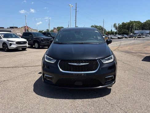 Used 2025 Chrysler Pacifica Select FWD image 2