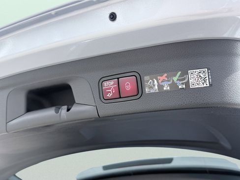 Used 2025 Mercedes-Benz GLE 450e 4MATIC w/ AMG Line Exterior image 9