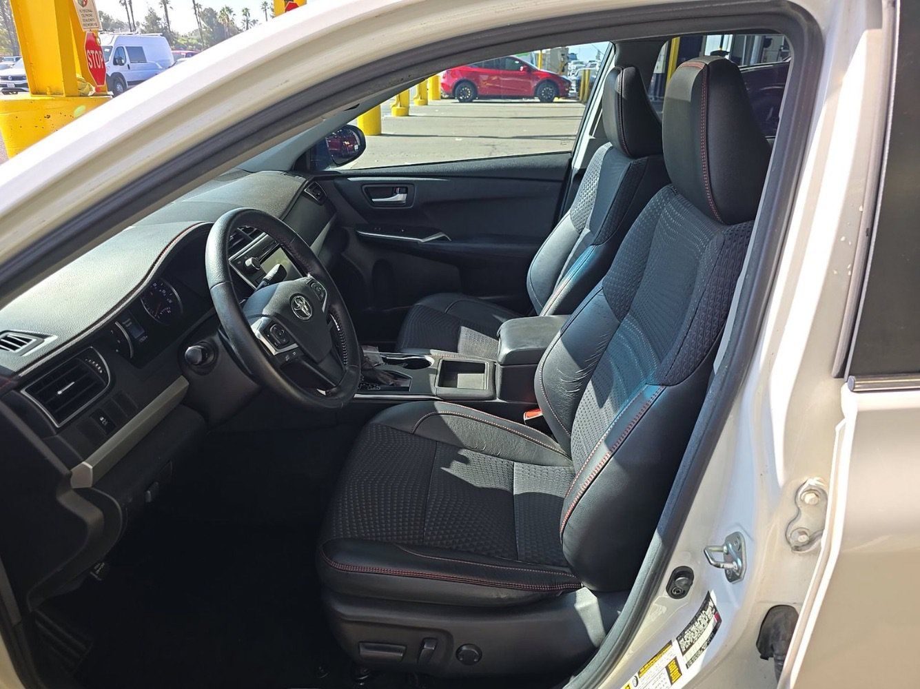 Used 2015 Toyota Camry SE w/ Moonroof Package FWD image 7