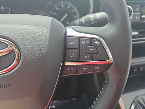 Used 2020 Toyota Highlander XLE AWD/4WD image 19