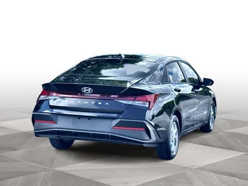 Used 2025 Hyundai Elantra SE FWD image 8