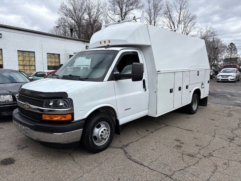 Used 2017 Chevrolet Express 4500 4500 2dr Commercial/Cutaway/Ch image 1