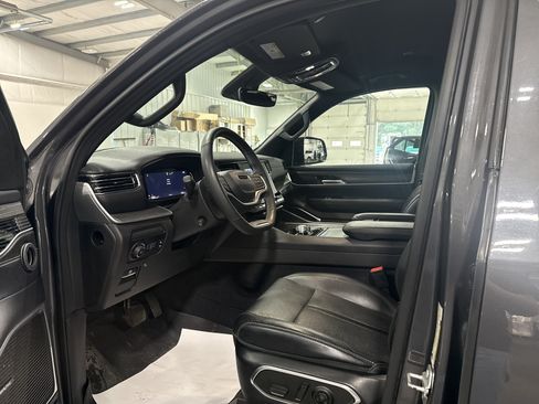 Used 2023 Jeep Wagoneer Series II w/ Convenience Group I AWD/4WD image 7
