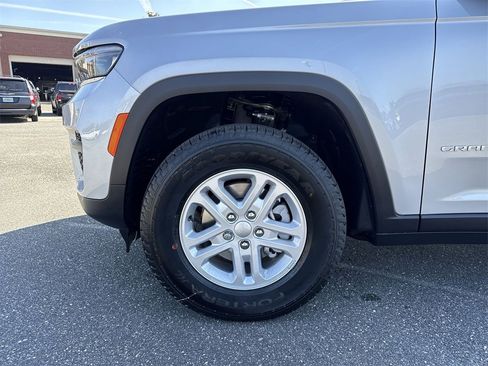 New 2025 Jeep Grand Cherokee Laredo image 10