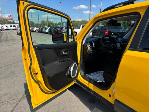 Used 2018 Jeep Renegade Latitude w/ Trailer Tow Group image 29