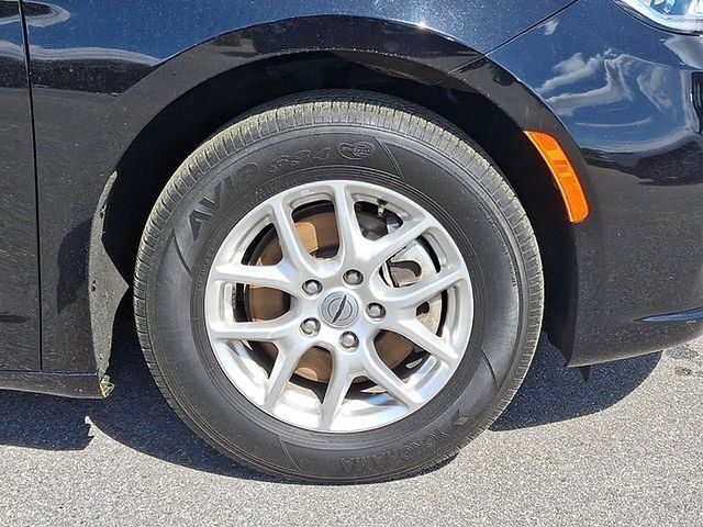 Used 2024 Chrysler Pacifica Touring-L FWD image 8