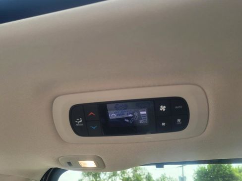 Used 2021 Chrysler Pacifica Touring-L w/ Uconnect Theater Family Group FWD image 10