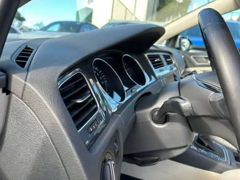 Used 2015 Volkswagen e-Golf SEL Premium image 19