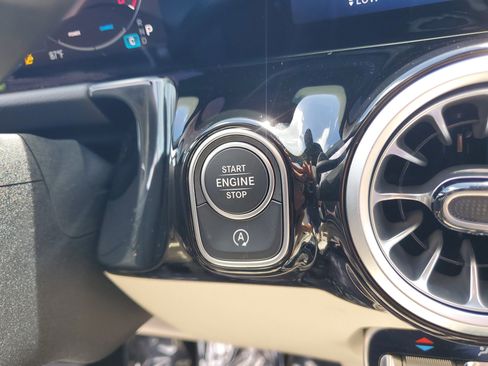 Certified 2025 Mercedes-Benz GLA 250 image 28