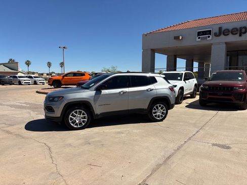 Used 2023 Jeep Compass Latitude w/ Sun and Sound Group AWD/4WD image 1