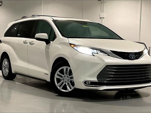 Used 2021 Toyota Sienna Limited image 2