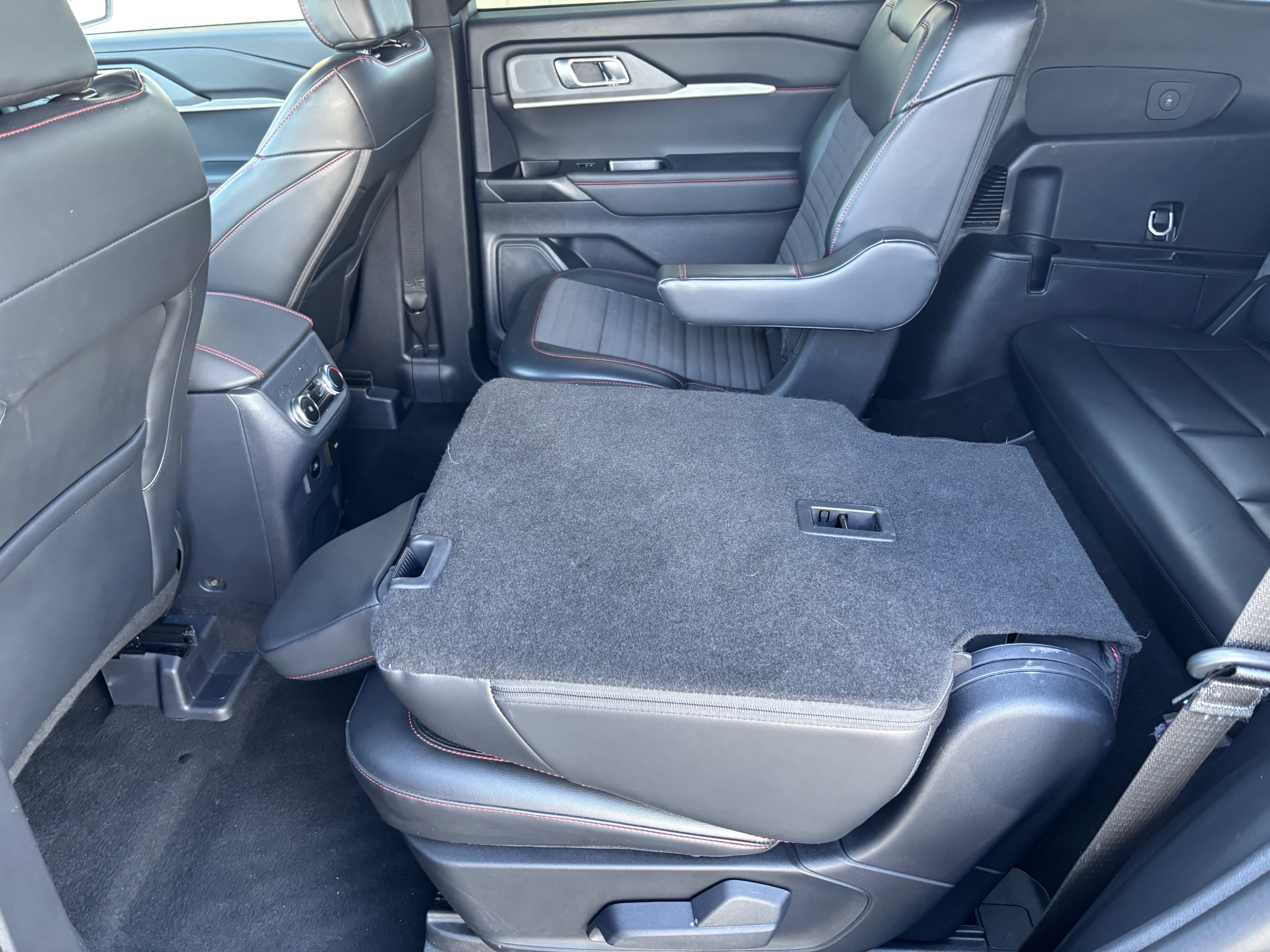 Used 2025 Ford Explorer ST-Line AWD/4WD image 23