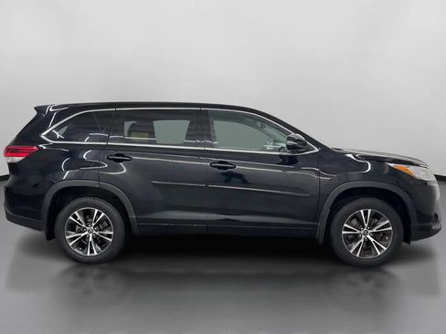 Used 2018 Toyota Highlander LE image 11