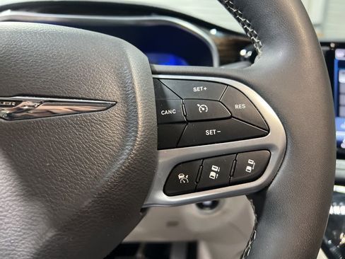 Used 2024 Chrysler Pacifica Limited image 26