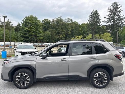 Used 2025 Subaru Forester Premium AWD/4WD image 3