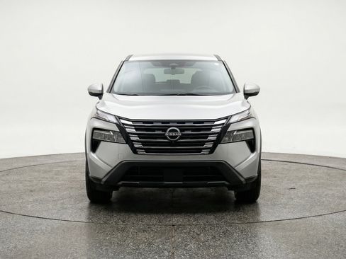 Used 2025 Nissan Rogue SV image 2