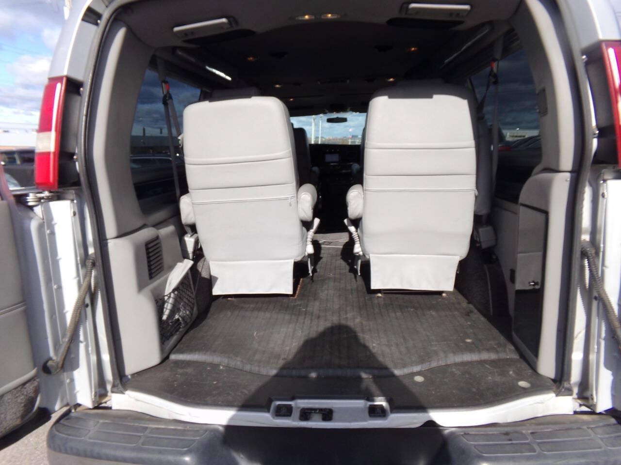 Used 2010 GMC Savana 1500 w/ Preferred Equipment Group RWD image 19