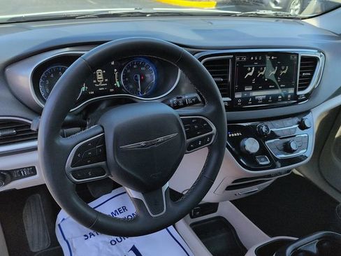 Used 2024 Chrysler Pacifica Touring-L image 13