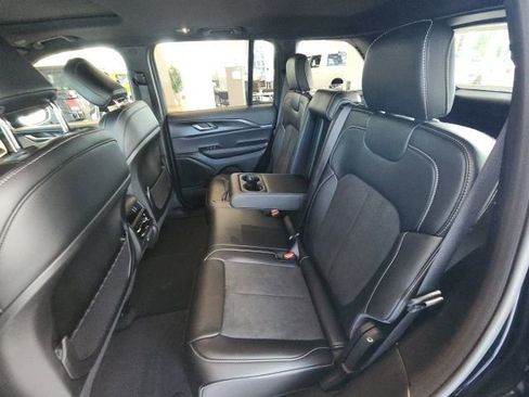 New 2025 Jeep Grand Cherokee Altitude image 16