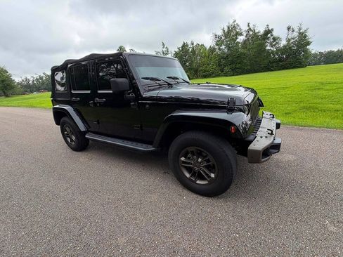 Used 2017 Jeep Wrangler Unlimited Sahara AWD/4WD image 9
