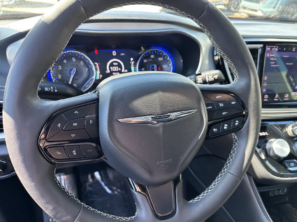 Used 2025 Chrysler Pacifica Limited FWD image 14