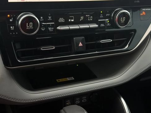 Used 2023 Toyota Highlander Limited FWD image 23