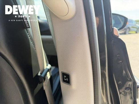 Used 2023 Chrysler Pacifica Touring-L FWD image 36